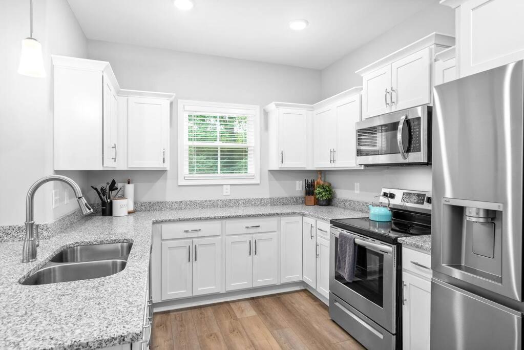 One-Of-A-Kind Smart, Cookie Themed Home For Up To 6 Кларксвил Екстериор снимка