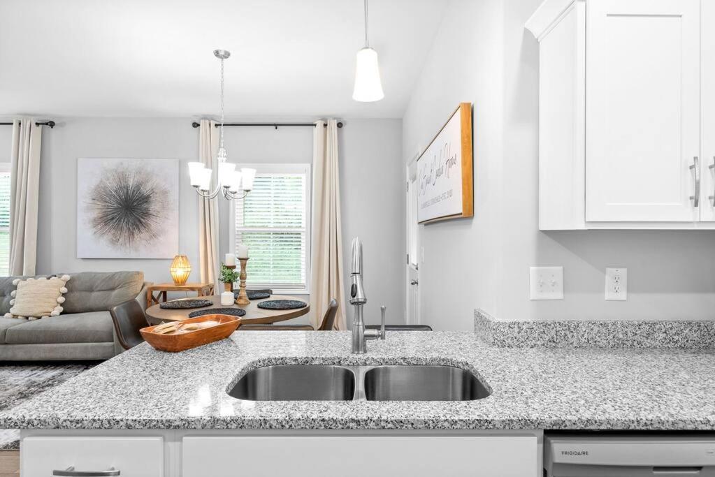 One-Of-A-Kind Smart, Cookie Themed Home For Up To 6 Кларксвил Екстериор снимка